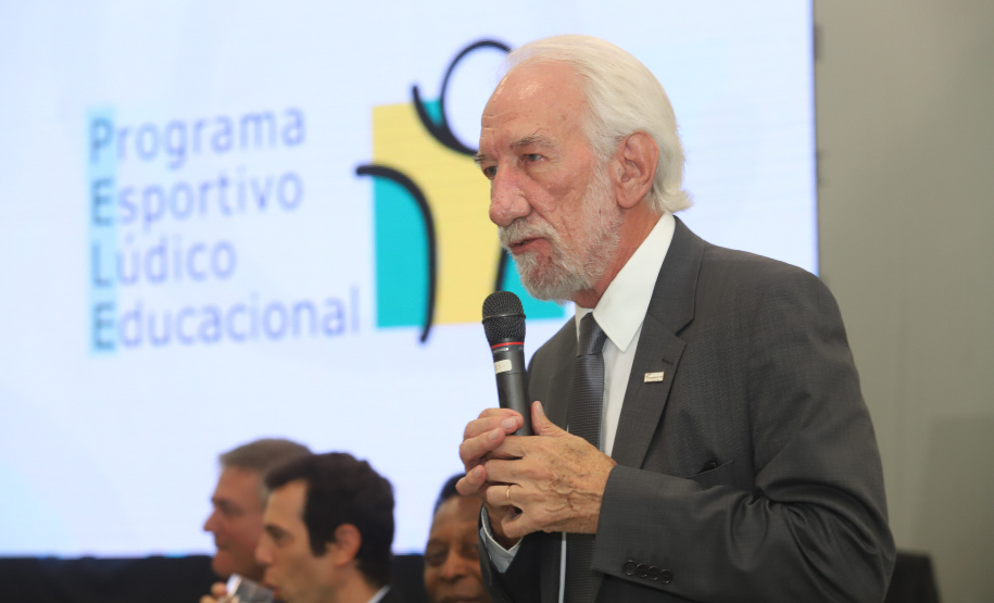O governador Carlos Massa Ratinho Junior recebeu nesta quarta-feira (13), no Palácio Iguaçu, o campeão mundial de futebol Pelé. No evento, que contou com a presença de estudantes, atletas e ex-atletas, foram lançados a campanha Imposto Amigo do Esporte, do Governo do Estado, e o programa Esportivo Lúdico Educacional, de iniciativa de Pelé. - Curitiba, 13/03/2019 - Foto: Rodrigo Félix Leal/ANPr