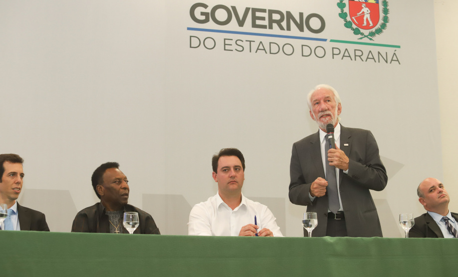 O governador Carlos Massa Ratinho Junior recebeu nesta quarta-feira (13), no Palácio Iguaçu, o campeão mundial de futebol Pelé. No evento, que contou com a presença de estudantes, atletas e ex-atletas, foram lançados a campanha Imposto Amigo do Esporte, do Governo do Estado, e o programa Esportivo Lúdico Educacional, de iniciativa de Pelé. - Curitiba, 13/03/2019 - Foto: Rodrigo Félix Leal/ANPr