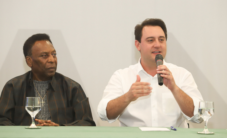O governador Carlos Massa Ratinho Junior recebeu nesta quarta-feira (13), no Palácio Iguaçu, o campeão mundial de futebol Pelé. No evento, que contou com a presença de estudantes, atletas e ex-atletas, foram lançados a campanha Imposto Amigo do Esporte, do Governo do Estado, e o programa Esportivo Lúdico Educacional, de iniciativa de Pelé. - Curitiba, 13/03/2019 - Foto: Rodrigo Félix Leal/ANPr