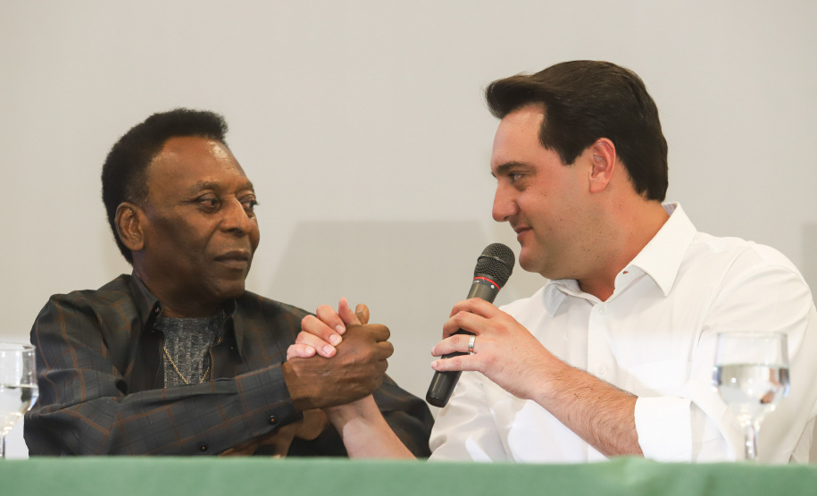 O governador Carlos Massa Ratinho Junior recebeu nesta quarta-feira (13), no Palácio Iguaçu, o campeão mundial de futebol Pelé. No evento, que contou com a presença de estudantes, atletas e ex-atletas, foram lançados a campanha Imposto Amigo do Esporte, do Governo do Estado, e o programa Esportivo Lúdico Educacional, de iniciativa de Pelé. - Curitiba, 13/03/2019 - Foto: Rodrigo Félix Leal/ANPr