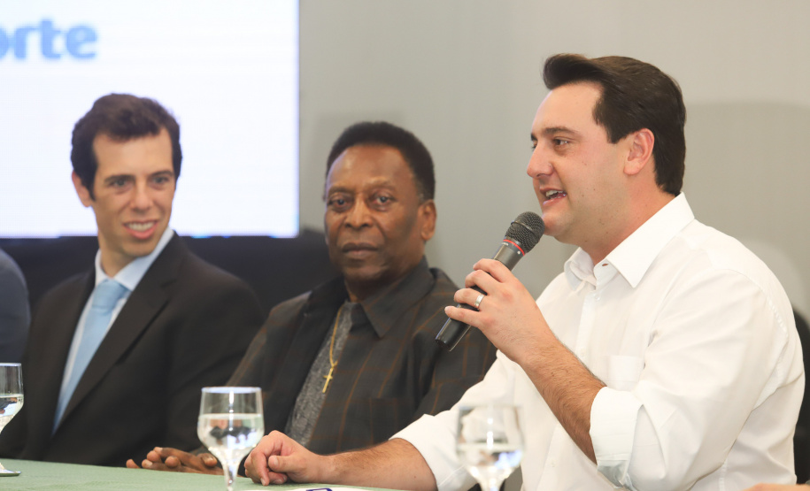 O governador Carlos Massa Ratinho Junior recebeu nesta quarta-feira (13), no Palácio Iguaçu, o campeão mundial de futebol Pelé. No evento, que contou com a presença de estudantes, atletas e ex-atletas, foram lançados a campanha Imposto Amigo do Esporte, do Governo do Estado, e o programa Esportivo Lúdico Educacional, de iniciativa de Pelé. - Curitiba, 13/03/2019 - Foto: Rodrigo Félix Leal/ANPr