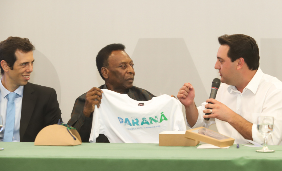O governador Carlos Massa Ratinho Junior recebeu nesta quarta-feira (13), no Palácio Iguaçu, o campeão mundial de futebol Pelé. No evento, que contou com a presença de estudantes, atletas e ex-atletas, foram lançados a campanha Imposto Amigo do Esporte, do Governo do Estado, e o programa Esportivo Lúdico Educacional, de iniciativa de Pelé. - Curitiba, 13/03/2019 - Foto: Rodrigo Félix Leal/ANPr