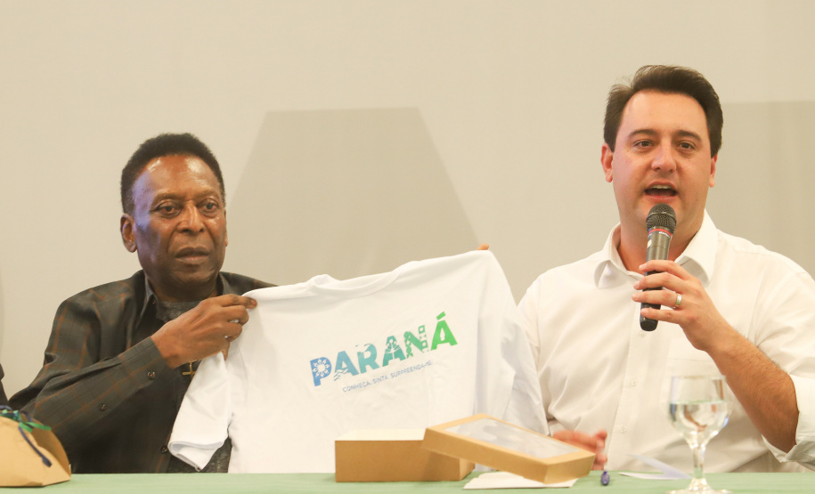 O governador Carlos Massa Ratinho Junior recebeu nesta quarta-feira (13), no Palácio Iguaçu, o campeão mundial de futebol Pelé. No evento, que contou com a presença de estudantes, atletas e ex-atletas, foram lançados a campanha Imposto Amigo do Esporte, do Governo do Estado, e o programa Esportivo Lúdico Educacional, de iniciativa de Pelé. - Curitiba, 13/03/2019 - Foto: Rodrigo Félix Leal/ANPr