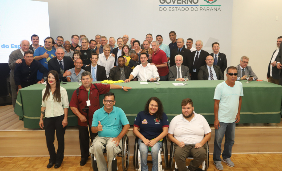 O governador Carlos Massa Ratinho Junior recebeu nesta quarta-feira (13), no Palácio Iguaçu, o campeão mundial de futebol Pelé. No evento, que contou com a presença de estudantes, atletas e ex-atletas, foram lançados a campanha Imposto Amigo do Esporte, do Governo do Estado, e o programa Esportivo Lúdico Educacional, de iniciativa de Pelé. - Curitiba, 13/03/2019 - Foto: Rodrigo Félix Leal/ANPr