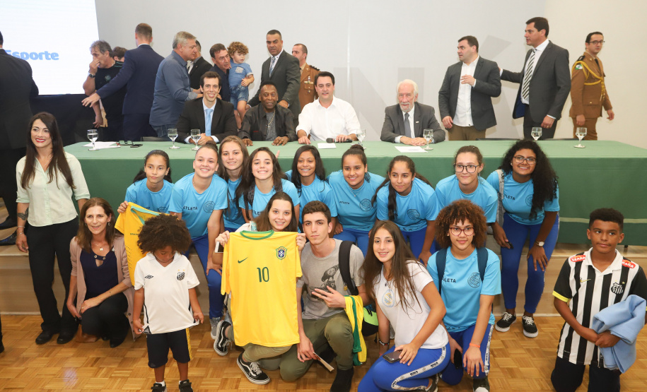 O governador Carlos Massa Ratinho Junior recebeu nesta quarta-feira (13), no Palácio Iguaçu, o campeão mundial de futebol Pelé. No evento, que contou com a presença de estudantes, atletas e ex-atletas, foram lançados a campanha Imposto Amigo do Esporte, do Governo do Estado, e o programa Esportivo Lúdico Educacional, de iniciativa de Pelé. - Curitiba, 13/03/2019 - Foto: Rodrigo Félix Leal/ANPr