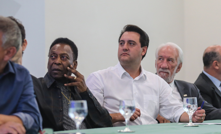 O governador Carlos Massa Ratinho Junior recebeu nesta quarta-feira (13), no Palácio Iguaçu, o campeão mundial de futebol Pelé. No evento, que contou com a presença de estudantes, atletas e ex-atletas, foram lançados a campanha Imposto Amigo do Esporte, do Governo do Estado, e o programa Esportivo Lúdico Educacional, de iniciativa de Pelé. - Curitiba, 13/03/2019 - Foto: Geraldo Bubniak/ANPr