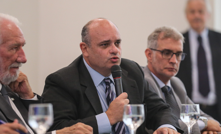 O governador Carlos Massa Ratinho Junior recebeu nesta quarta-feira (13), no Palácio Iguaçu, o campeão mundial de futebol Pelé. No evento, que contou com a presença de estudantes, atletas e ex-atletas, foram lançados a campanha Imposto Amigo do Esporte, do Governo do Estado, e o programa Esportivo Lúdico Educacional, de iniciativa de Pelé. - Curitiba, 13/03/2019 - Foto: Geraldo Bubniak/ANPr