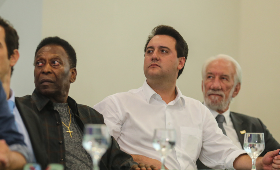 O governador Carlos Massa Ratinho Junior recebeu nesta quarta-feira (13), no Palácio Iguaçu, o campeão mundial de futebol Pelé. No evento, que contou com a presença de estudantes, atletas e ex-atletas, foram lançados a campanha Imposto Amigo do Esporte, do Governo do Estado, e o programa Esportivo Lúdico Educacional, de iniciativa de Pelé. - Curitiba, 13/03/2019 - Foto: Geraldo Bubniak/ANPr