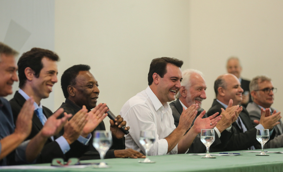 O governador Carlos Massa Ratinho Junior recebeu nesta quarta-feira (13), no Palácio Iguaçu, o campeão mundial de futebol Pelé. No evento, que contou com a presença de estudantes, atletas e ex-atletas, foram lançados a campanha Imposto Amigo do Esporte, do Governo do Estado, e o programa Esportivo Lúdico Educacional, de iniciativa de Pelé. - Curitiba, 13/03/2019 - Foto: Geraldo Bubniak/ANPr