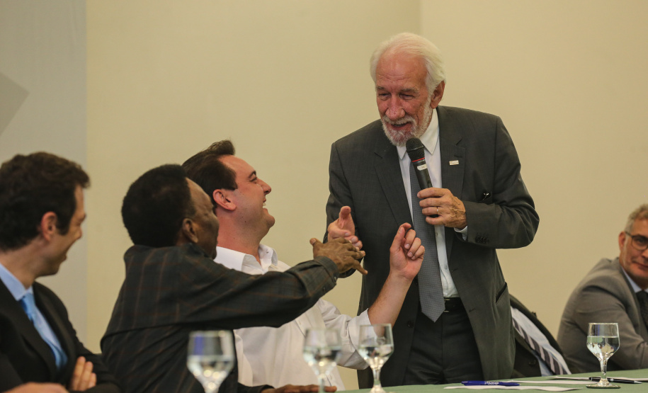 O governador Carlos Massa Ratinho Junior recebeu nesta quarta-feira (13), no Palácio Iguaçu, o campeão mundial de futebol Pelé. No evento, que contou com a presença de estudantes, atletas e ex-atletas, foram lançados a campanha Imposto Amigo do Esporte, do Governo do Estado, e o programa Esportivo Lúdico Educacional, de iniciativa de Pelé. - Curitiba, 13/03/2019 - Foto: Geraldo Bubniak/ANPr