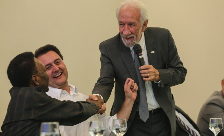 O governador Carlos Massa Ratinho Junior recebeu nesta quarta-feira (13), no Palácio Iguaçu, o campeão mundial de futebol Pelé. No evento, que contou com a presença de estudantes, atletas e ex-atletas, foram lançados a campanha Imposto Amigo do Esporte, do Governo do Estado, e o programa Esportivo Lúdico Educacional, de iniciativa de Pelé. - Curitiba, 13/03/2019 - Foto: Geraldo Bubniak/ANPr