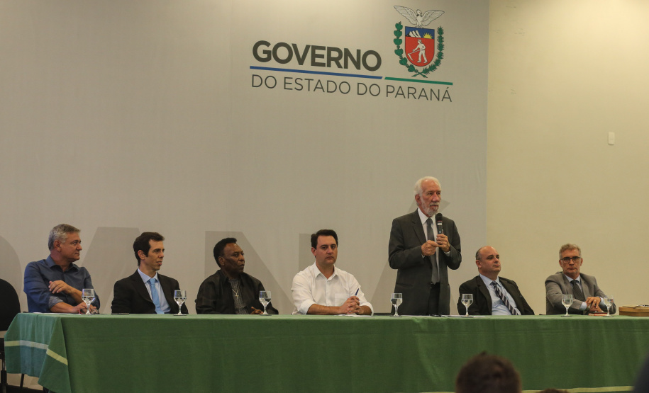O governador Carlos Massa Ratinho Junior recebeu nesta quarta-feira (13), no Palácio Iguaçu, o campeão mundial de futebol Pelé. No evento, que contou com a presença de estudantes, atletas e ex-atletas, foram lançados a campanha Imposto Amigo do Esporte, do Governo do Estado, e o programa Esportivo Lúdico Educacional, de iniciativa de Pelé. - Curitiba, 13/03/2019 - Foto: Geraldo Bubniak/ANPr