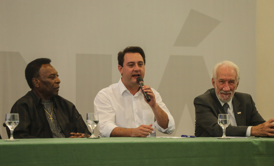 O governador Carlos Massa Ratinho Junior recebeu nesta quarta-feira (13), no Palácio Iguaçu, o campeão mundial de futebol Pelé. No evento, que contou com a presença de estudantes, atletas e ex-atletas, foram lançados a campanha Imposto Amigo do Esporte, do Governo do Estado, e o programa Esportivo Lúdico Educacional, de iniciativa de Pelé. - Curitiba, 13/03/2019 - Foto: Geraldo Bubniak/ANPr