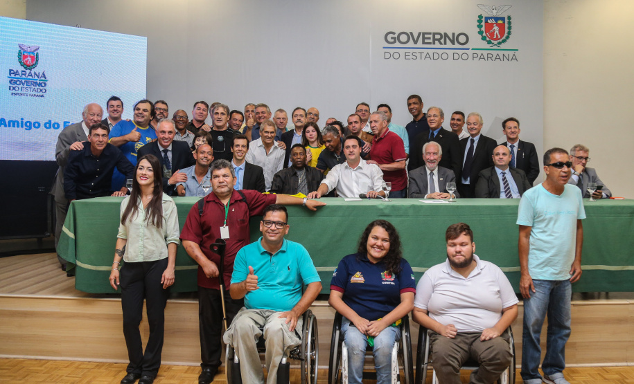 O governador Carlos Massa Ratinho Junior recebeu nesta quarta-feira (13), no Palácio Iguaçu, o campeão mundial de futebol Pelé. No evento, que contou com a presença de estudantes, atletas e ex-atletas, foram lançados a campanha Imposto Amigo do Esporte, do Governo do Estado, e o programa Esportivo Lúdico Educacional, de iniciativa de Pelé. - Curitiba, 13/03/2019 - Foto: Geraldo Bubniak/ANPr