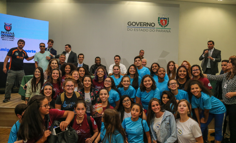 O governador Carlos Massa Ratinho Junior recebeu nesta quarta-feira (13), no Palácio Iguaçu, o campeão mundial de futebol Pelé. No evento, que contou com a presença de estudantes, atletas e ex-atletas, foram lançados a campanha Imposto Amigo do Esporte, do Governo do Estado, e o programa Esportivo Lúdico Educacional, de iniciativa de Pelé. - Curitiba, 13/03/2019 - Foto: Geraldo Bubniak/ANPr