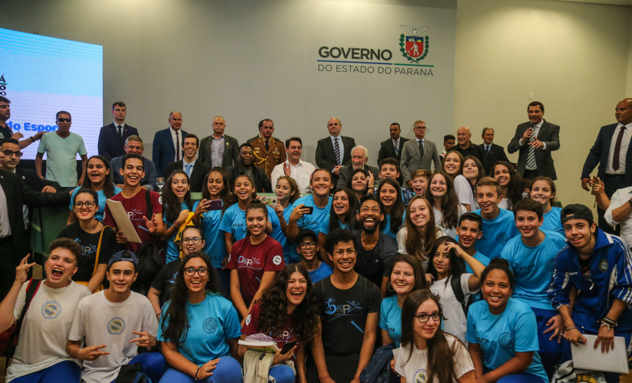 O governador Carlos Massa Ratinho Junior recebeu nesta quarta-feira (13), no Palácio Iguaçu, o campeão mundial de futebol Pelé. No evento, que contou com a presença de estudantes, atletas e ex-atletas, foram lançados a campanha Imposto Amigo do Esporte, do Governo do Estado, e o programa Esportivo Lúdico Educacional, de iniciativa de Pelé. - Curitiba, 13/03/2019 - Foto: Geraldo Bubniak/ANPr