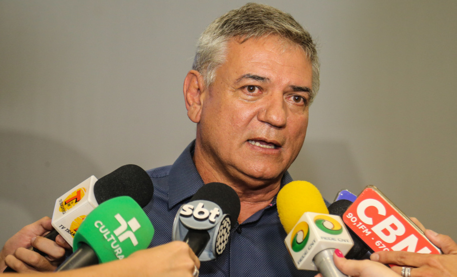 O governador Carlos Massa Ratinho Junior recebeu nesta quarta-feira (13), no Palácio Iguaçu, o campeão mundial de futebol Pelé. No evento, que contou com a presença de estudantes, atletas e ex-atletas, foram lançados a campanha Imposto Amigo do Esporte, do Governo do Estado, e o programa Esportivo Lúdico Educacional, de iniciativa de Pelé. - Curitiba, 13/03/2019 - Foto: Geraldo Bubniak/ANPr