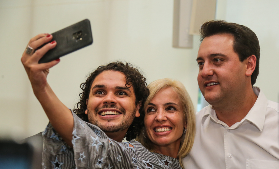 O governador Carlos Massa Ratinho Junior recebeu nesta quarta-feira (13), no Palácio Iguaçu, o campeão mundial de futebol Pelé. No evento, que contou com a presença de estudantes, atletas e ex-atletas, foram lançados a campanha Imposto Amigo do Esporte, do Governo do Estado, e o programa Esportivo Lúdico Educacional, de iniciativa de Pelé. - Curitiba, 13/03/2019 - Foto: Geraldo Bubniak/ANPr