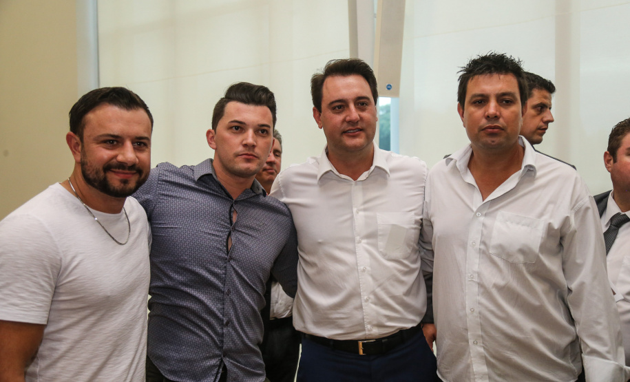 O governador Carlos Massa Ratinho Junior recebeu nesta quarta-feira (13), no Palácio Iguaçu, o campeão mundial de futebol Pelé. No evento, que contou com a presença de estudantes, atletas e ex-atletas, foram lançados a campanha Imposto Amigo do Esporte, do Governo do Estado, e o programa Esportivo Lúdico Educacional, de iniciativa de Pelé. - Curitiba, 13/03/2019 - Foto: Geraldo Bubniak/ANPr