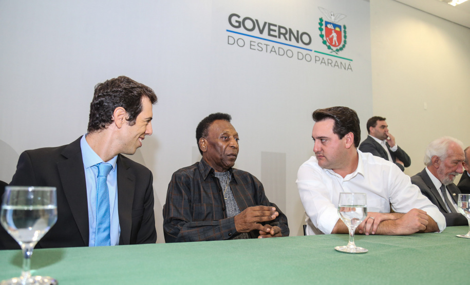 O governador Carlos Massa Ratinho Junior recebeu nesta quarta-feira (13), no Palácio Iguaçu, o campeão mundial de futebol Pelé. No evento, que contou com a presença de estudantes, atletas e ex-atletas, foram lançados a campanha Imposto Amigo do Esporte, do Governo do Estado, e o programa Esportivo Lúdico Educacional, de iniciativa de Pelé. - Curitiba, 13/03/2019 - Foto: Geraldo Bubniak/ANPr