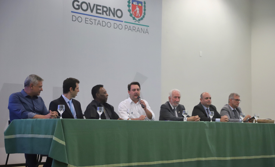 O governador Carlos Massa Ratinho Junior recebeu nesta quarta-feira (13), no Palácio Iguaçu, o campeão mundial de futebol Pelé. No evento, que contou com a presença de estudantes, atletas e ex-atletas, foram lançados a campanha Imposto Amigo do Esporte, do Governo do Estado, e o programa Esportivo Lúdico Educacional, de iniciativa de Pelé. - Curitiba, 13/03/2019 - Foto: José Fernando Ogura/ANPr