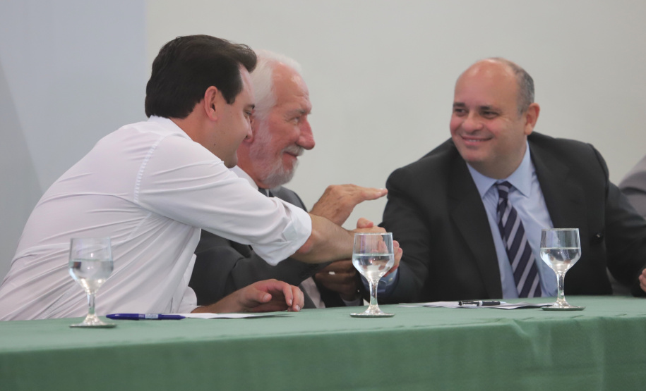 O governador Carlos Massa Ratinho Junior recebeu nesta quarta-feira (13), no Palácio Iguaçu, o campeão mundial de futebol Pelé. No evento, que contou com a presença de estudantes, atletas e ex-atletas, foram lançados a campanha Imposto Amigo do Esporte, do Governo do Estado, e o programa Esportivo Lúdico Educacional, de iniciativa de Pelé. - Curitiba, 13/03/2019 - Foto: José Fernando Ogura/ANPr