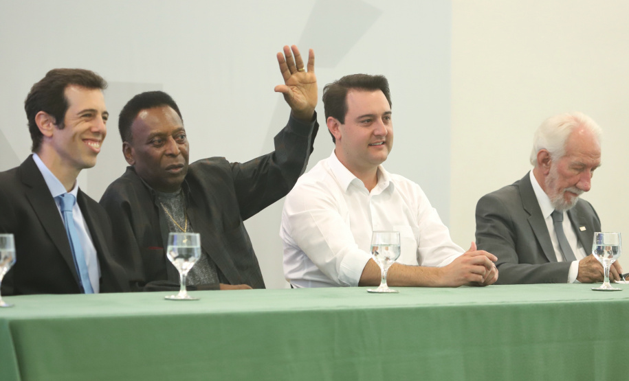 O governador Carlos Massa Ratinho Junior recebeu nesta quarta-feira (13), no Palácio Iguaçu, o campeão mundial de futebol Pelé. No evento, que contou com a presença de estudantes, atletas e ex-atletas, foram lançados a campanha Imposto Amigo do Esporte, do Governo do Estado, e o programa Esportivo Lúdico Educacional, de iniciativa de Pelé. - Curitiba, 13/03/2019 - Foto: José Fernando Ogura/ANPr