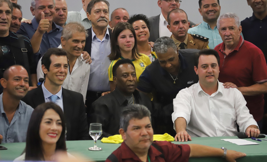 O governador Carlos Massa Ratinho Junior recebeu nesta quarta-feira (13), no Palácio Iguaçu, o campeão mundial de futebol Pelé. No evento, que contou com a presença de estudantes, atletas e ex-atletas, foram lançados a campanha Imposto Amigo do Esporte, do Governo do Estado, e o programa Esportivo Lúdico Educacional, de iniciativa de Pelé. - Curitiba, 13/03/2019 - Foto: José Fernando Ogura/ANPr