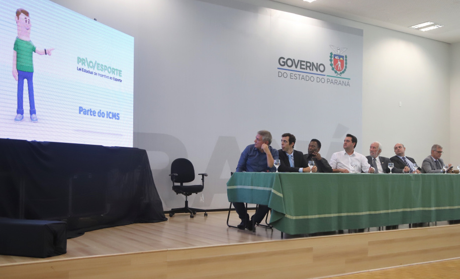 O governador Carlos Massa Ratinho Junior recebeu nesta quarta-feira (13), no Palácio Iguaçu, o campeão mundial de futebol Pelé. No evento, que contou com a presença de estudantes, atletas e ex-atletas, foram lançados a campanha Imposto Amigo do Esporte, do Governo do Estado, e o programa Esportivo Lúdico Educacional, de iniciativa de Pelé. - Curitiba, 13/03/2019 - Foto: José Fernando Ogura/ANPr