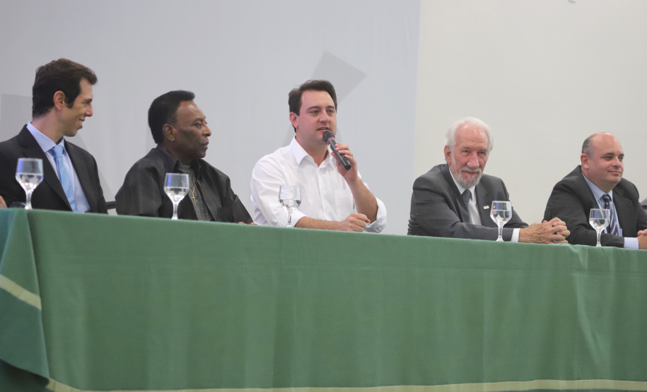 O governador Carlos Massa Ratinho Junior recebeu nesta quarta-feira (13), no Palácio Iguaçu, o campeão mundial de futebol Pelé. No evento, que contou com a presença de estudantes, atletas e ex-atletas, foram lançados a campanha Imposto Amigo do Esporte, do Governo do Estado, e o programa Esportivo Lúdico Educacional, de iniciativa de Pelé. - Curitiba, 13/03/2019 - Foto: José Fernando Ogura/ANPr