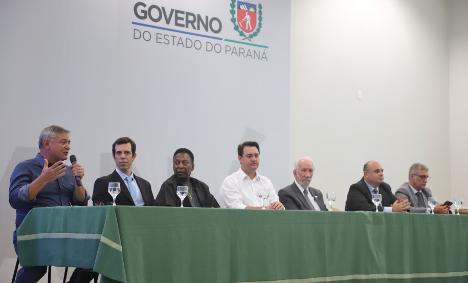 O governador Carlos Massa Ratinho Junior recebeu nesta quarta-feira (13), no Palácio Iguaçu, o campeão mundial de futebol Pelé. No evento, que contou com a presença de estudantes, atletas e ex-atletas, foram lançados a campanha Imposto Amigo do Esporte, do Governo do Estado, e o programa Esportivo Lúdico Educacional, de iniciativa de Pelé. - Curitiba, 13/03/2019 - Foto: José Fernando Ogura/ANPr