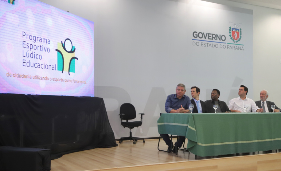 O governador Carlos Massa Ratinho Junior recebeu nesta quarta-feira (13), no Palácio Iguaçu, o campeão mundial de futebol Pelé. No evento, que contou com a presença de estudantes, atletas e ex-atletas, foram lançados a campanha Imposto Amigo do Esporte, do Governo do Estado, e o programa Esportivo Lúdico Educacional, de iniciativa de Pelé. - Curitiba, 13/03/2019 - Foto: José Fernando Ogura/ANPr