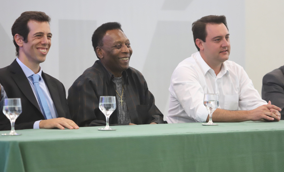 O governador Carlos Massa Ratinho Junior recebeu nesta quarta-feira (13), no Palácio Iguaçu, o campeão mundial de futebol Pelé. No evento, que contou com a presença de estudantes, atletas e ex-atletas, foram lançados a campanha Imposto Amigo do Esporte, do Governo do Estado, e o programa Esportivo Lúdico Educacional, de iniciativa de Pelé. - Curitiba, 13/03/2019 - Foto: José Fernando Ogura/ANPr
