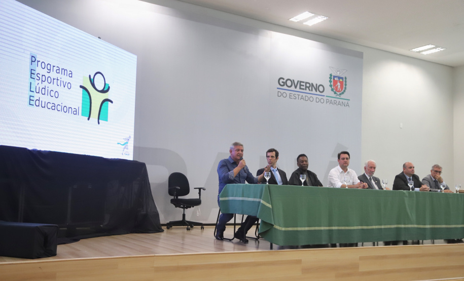 O governador Carlos Massa Ratinho Junior recebeu nesta quarta-feira (13), no Palácio Iguaçu, o campeão mundial de futebol Pelé. No evento, que contou com a presença de estudantes, atletas e ex-atletas, foram lançados a campanha Imposto Amigo do Esporte, do Governo do Estado, e o programa Esportivo Lúdico Educacional, de iniciativa de Pelé. - Curitiba, 13/03/2019 - Foto: José Fernando Ogura/ANPr