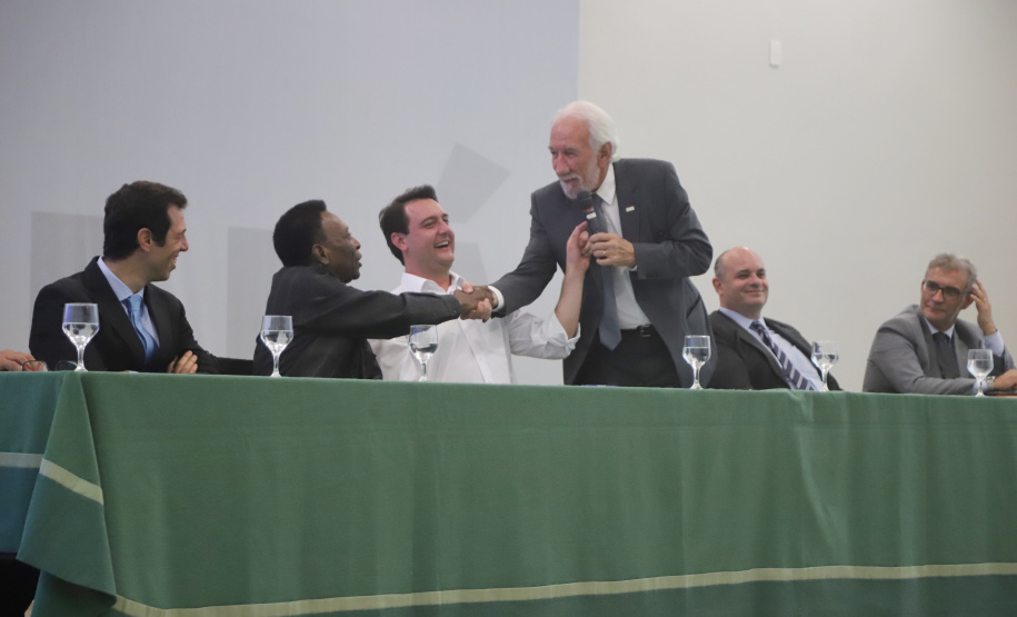 O governador Carlos Massa Ratinho Junior recebeu nesta quarta-feira (13), no Palácio Iguaçu, o campeão mundial de futebol Pelé. No evento, que contou com a presença de estudantes, atletas e ex-atletas, foram lançados a campanha Imposto Amigo do Esporte, do Governo do Estado, e o programa Esportivo Lúdico Educacional, de iniciativa de Pelé. - Curitiba, 13/03/2019 - Foto: José Fernando Ogura/ANPr