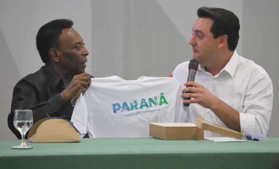 O governador Carlos Massa Ratinho Junior recebeu nesta quarta-feira (13), no Palácio Iguaçu, o campeão mundial de futebol Pelé. No evento, que contou com a presença de estudantes, atletas e ex-atletas, foram lançados a campanha Imposto Amigo do Esporte, do Governo do Estado, e o programa Esportivo Lúdico Educacional, de iniciativa de Pelé. - Curitiba, 13/03/2019 - Foto: José Fernando Ogura/ANPr