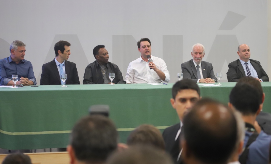 O governador Carlos Massa Ratinho Junior recebeu nesta quarta-feira (13), no Palácio Iguaçu, o campeão mundial de futebol Pelé. No evento, que contou com a presença de estudantes, atletas e ex-atletas, foram lançados a campanha Imposto Amigo do Esporte, do Governo do Estado, e o programa Esportivo Lúdico Educacional, de iniciativa de Pelé. - Curitiba, 13/03/2019 - Foto: José Fernando Ogura/ANPr