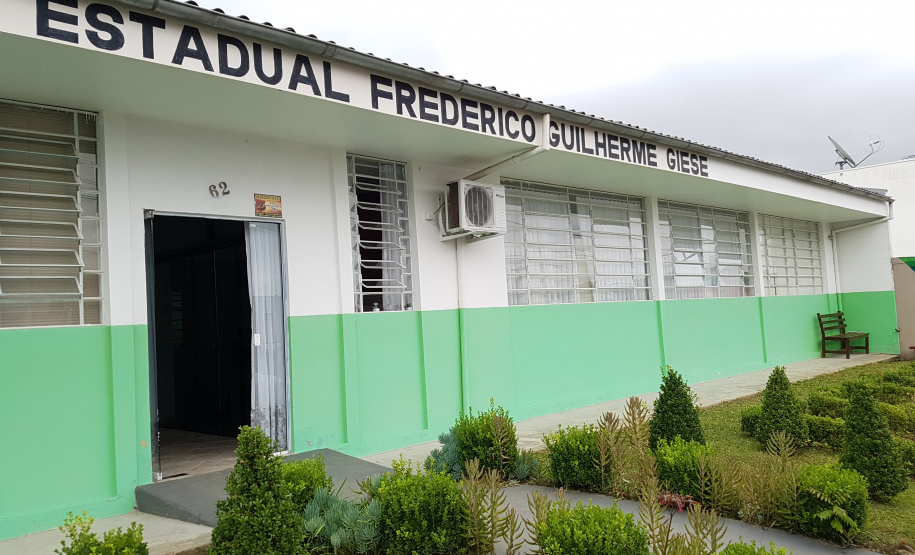 Em dois anos, o Colégio Estadual Frederico Guilherme Giese, em Piên (na Região Metropolitana de Curitiba), viveu uma transformação: a nota do Índice de Desenvolvimento da Educação Básica (Ideb) aumentou de 3,8 para 5,4 enquanto a evasão escolar despencou de 15% para 7%. Os resultados foram obtidos, respectivamente, no Ideb de 2015 e 2017. Foto: Arnaldo Alves/ANPr