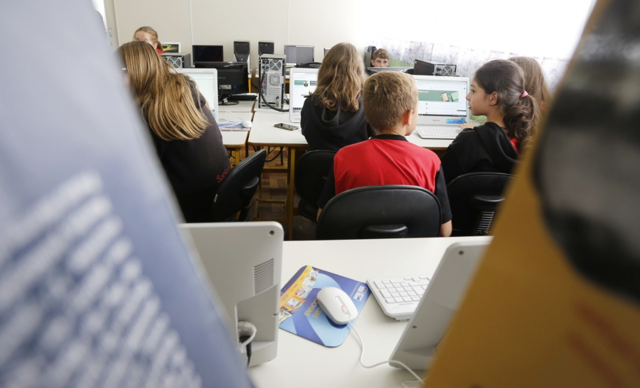 Em dois anos, o Colégio Estadual Frederico Guilherme Giese, em Piên (na Região Metropolitana de Curitiba), viveu uma transformação: a nota do Índice de Desenvolvimento da Educação Básica (Ideb) aumentou de 3,8 para 5,4 enquanto a evasão escolar despencou de 15% para 7%. Os resultados foram obtidos, respectivamente, no Ideb de 2015 e 2017. Foto: Arnaldo Alves/ANPr