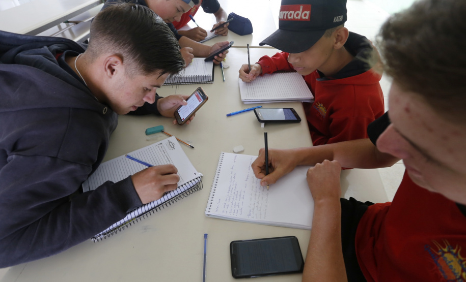 Em dois anos, o Colégio Estadual Frederico Guilherme Giese, em Piên (na Região Metropolitana de Curitiba), viveu uma transformação: a nota do Índice de Desenvolvimento da Educação Básica (Ideb) aumentou de 3,8 para 5,4 enquanto a evasão escolar despencou de 15% para 7%. Os resultados foram obtidos, respectivamente, no Ideb de 2015 e 2017. Foto: Arnaldo Alves/ANPr