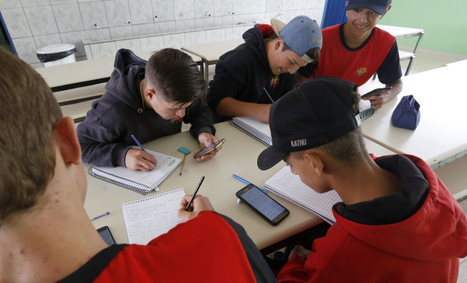 Em dois anos, o Colégio Estadual Frederico Guilherme Giese, em Piên (na Região Metropolitana de Curitiba), viveu uma transformação: a nota do Índice de Desenvolvimento da Educação Básica (Ideb) aumentou de 3,8 para 5,4 enquanto a evasão escolar despencou de 15% para 7%. Os resultados foram obtidos, respectivamente, no Ideb de 2015 e 2017. Foto: Arnaldo Alves/ANPr
