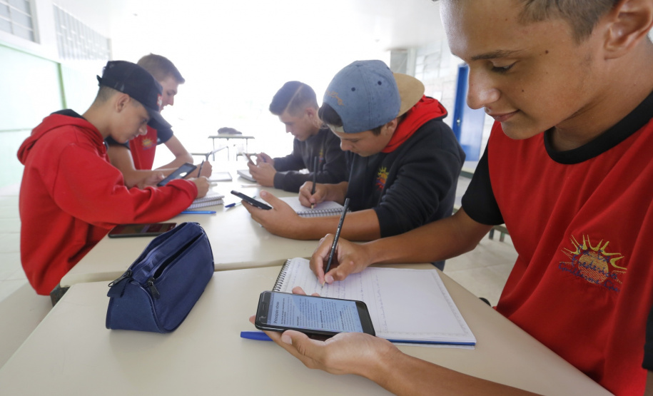 Em dois anos, o Colégio Estadual Frederico Guilherme Giese, em Piên (na Região Metropolitana de Curitiba), viveu uma transformação: a nota do Índice de Desenvolvimento da Educação Básica (Ideb) aumentou de 3,8 para 5,4 enquanto a evasão escolar despencou de 15% para 7%. Os resultados foram obtidos, respectivamente, no Ideb de 2015 e 2017. Foto: Arnaldo Alves/ANPr