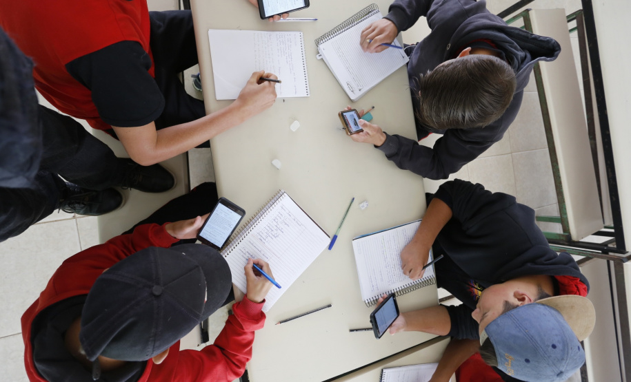 Em dois anos, o Colégio Estadual Frederico Guilherme Giese, em Piên (na Região Metropolitana de Curitiba), viveu uma transformação: a nota do Índice de Desenvolvimento da Educação Básica (Ideb) aumentou de 3,8 para 5,4 enquanto a evasão escolar despencou de 15% para 7%. Os resultados foram obtidos, respectivamente, no Ideb de 2015 e 2017. Foto: Arnaldo Alves/ANPr