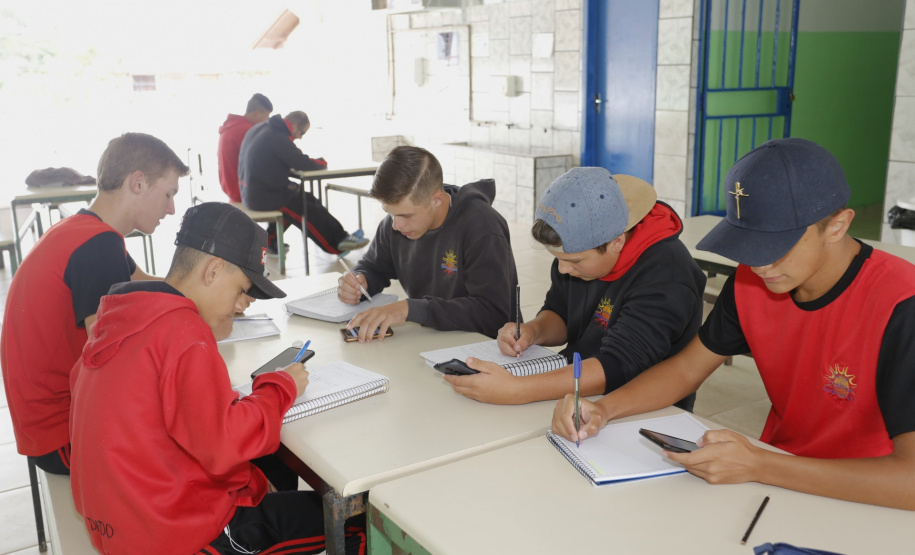 Em dois anos, o Colégio Estadual Frederico Guilherme Giese, em Piên (na Região Metropolitana de Curitiba), viveu uma transformação: a nota do Índice de Desenvolvimento da Educação Básica (Ideb) aumentou de 3,8 para 5,4 enquanto a evasão escolar despencou de 15% para 7%. Os resultados foram obtidos, respectivamente, no Ideb de 2015 e 2017. Foto: Arnaldo Alves/ANPr