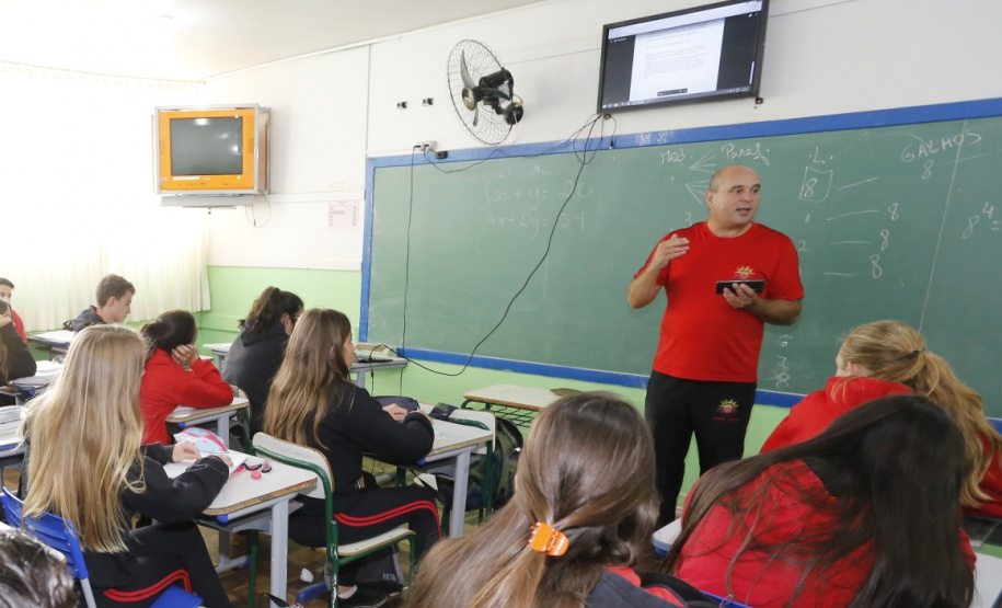 Para o diretor do colégio, Josias Terres, a equação “mais aprendizagem e mais alunos em sala de aula” resultou positiva graças à implantação da cultura digital no cotidiano escolar, por meio do uso pedagógico de recursos tecnológicos. Foto: Arnaldo Alves/ANPr