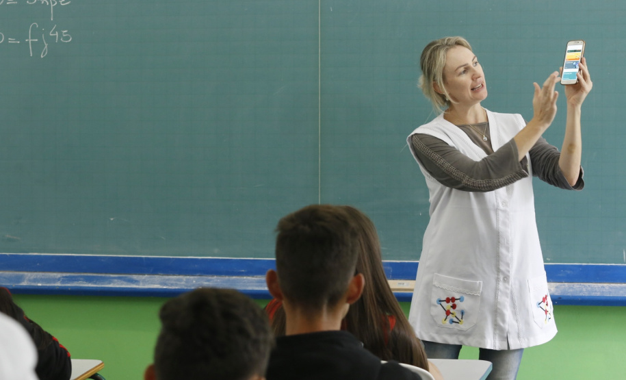 As aulas têm sido produtivas e aprimoradas com o uso desses recursos e os alunos estão adquirindo uma nova cultura em relação ao uso do celular em sala de aula, utilizando a ferramenta para fins pedagógicos”, disse a professora de Química, Solene Forteski. Foto: Arnaldo Alves/ANPr