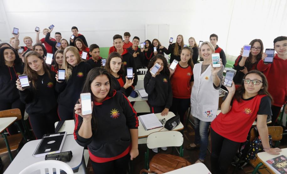 Em dois anos, o Colégio Estadual Frederico Guilherme Giese, em Piên (na Região Metropolitana de Curitiba), viveu uma transformação: a nota do Índice de Desenvolvimento da Educação Básica (Ideb) aumentou de 3,8 para 5,4 enquanto a evasão escolar despencou de 15% para 7%. Os resultados foram obtidos, respectivamente, no Ideb de 2015 e 2017. Foto: Arnaldo Alves/ANPr