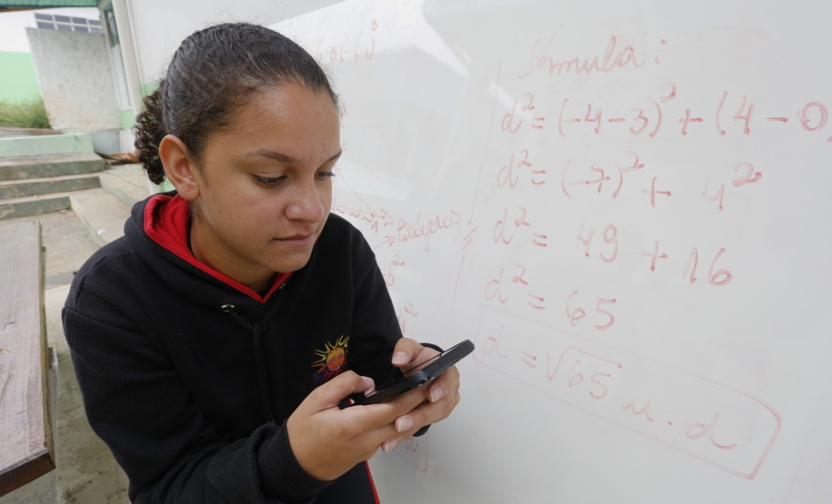As aulas ficaram mais dinâmicas, os alunos participam mais e aprendemos mais também”, completou Maria Júlia Piontkewicz, de 16 anos, aluna do 2° ano do Ensino Médio. Foto: Arnaldo Alves/ANPr