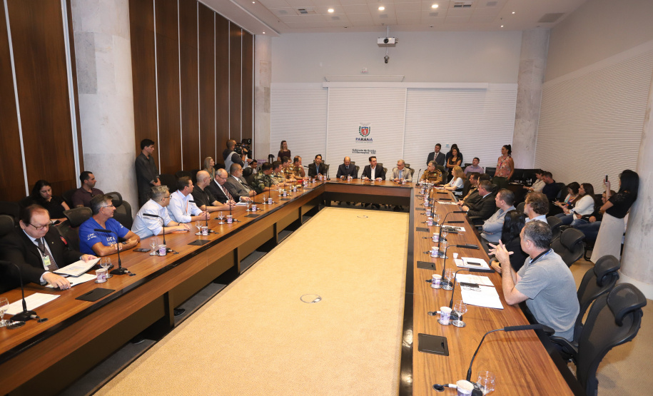 Balanço final da Operação Verão 2018/2019 foi apresentado nesta quinta-feira (14), em reunião no Palácio Iguaçu, com o governador Carlos Massa Ratinho Junior, o secretário da Segurança Pública e Administração Penitenciária, Luiz Felipe Carbonell, o secretário da Comunicação Social e Cultura, Hudson José e representantes de todas as secretarias e órgãos envolvidos nas atividades. - Curitiba, 14/03/2019 - Foto: Rodrigo Félix Leal/ANPr