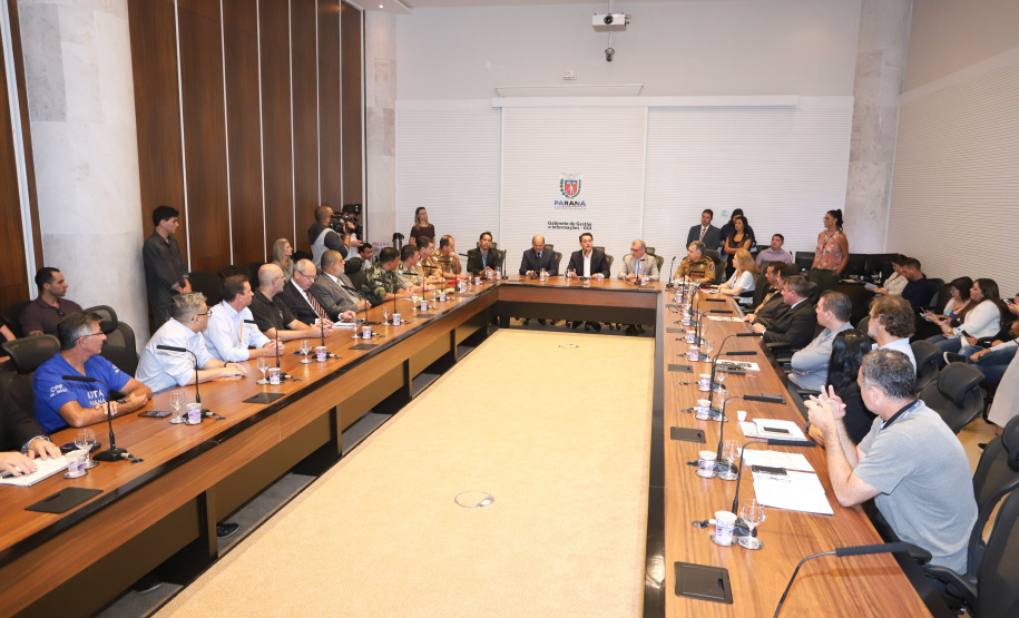 Balanço final da Operação Verão 2018/2019 foi apresentado nesta quinta-feira (14), em reunião no Palácio Iguaçu, com o governador Carlos Massa Ratinho Junior, o secretário da Segurança Pública e Administração Penitenciária, Luiz Felipe Carbonell, o secretário da Comunicação Social e Cultura, Hudson José e representantes de todas as secretarias e órgãos envolvidos nas atividades. - Curitiba, 14/03/2019 - Foto: Rodrigo Félix Leal/ANPr